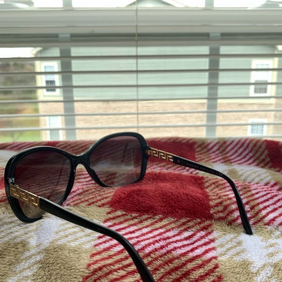 Versace - Picture 3 of 6